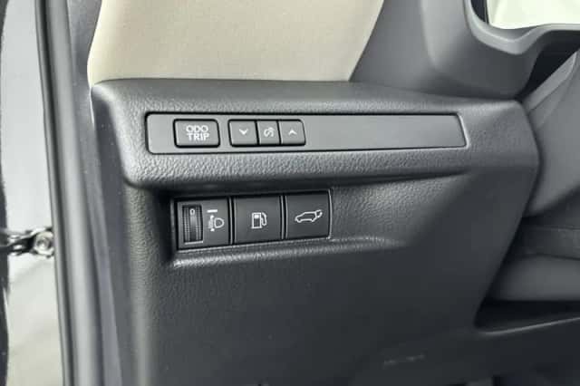 Lexus LBX (2024) thumbnail 29