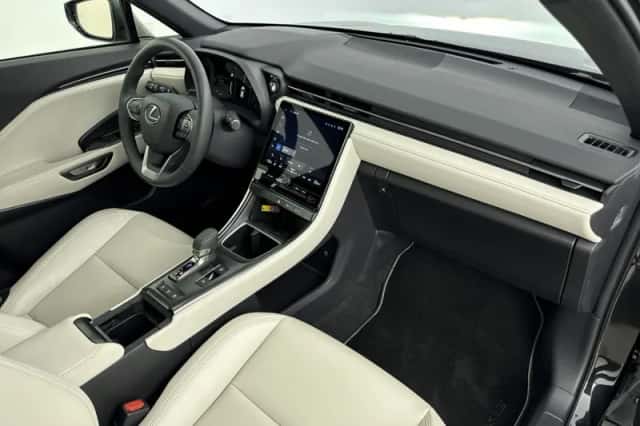 Lexus LBX (2024) thumbnail 6