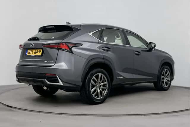 Lexus NX (2020) thumbnail 2