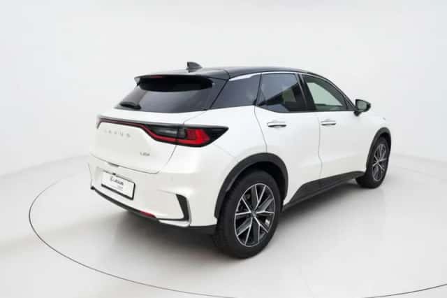 Lexus LBX (2024) thumbnail 2