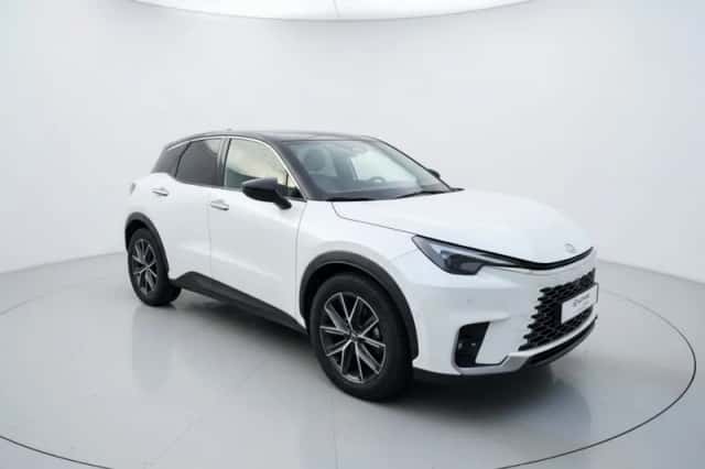 Lexus LBX (2024) thumbnail 3