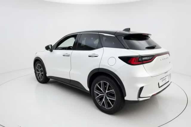 Lexus LBX (2024) thumbnail 4