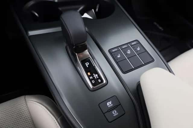 Lexus UX (2024) thumbnail 11