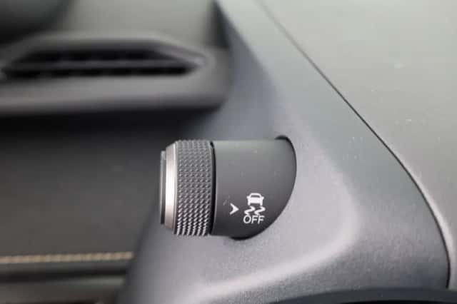Lexus UX (2024) thumbnail 23