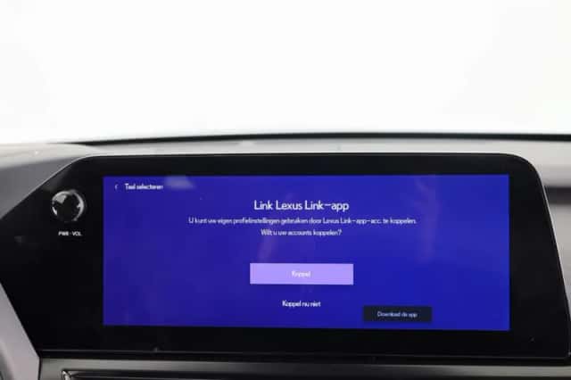 Lexus UX (2024) thumbnail 8