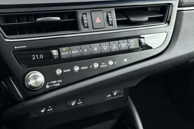 Lexus ES (2024) thumbnail 10