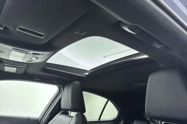 Lexus UX (2020) thumbnail 4