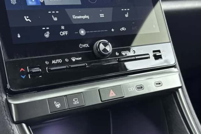 Lexus LBX (2024) thumbnail 9