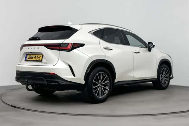Lexus NX (2022) thumbnail 2