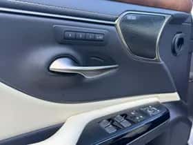 Lexus ES (2022) thumbnail 11