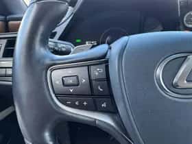 Lexus ES (2022) thumbnail 17