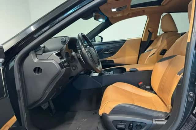Lexus ES (2023) thumbnail 5