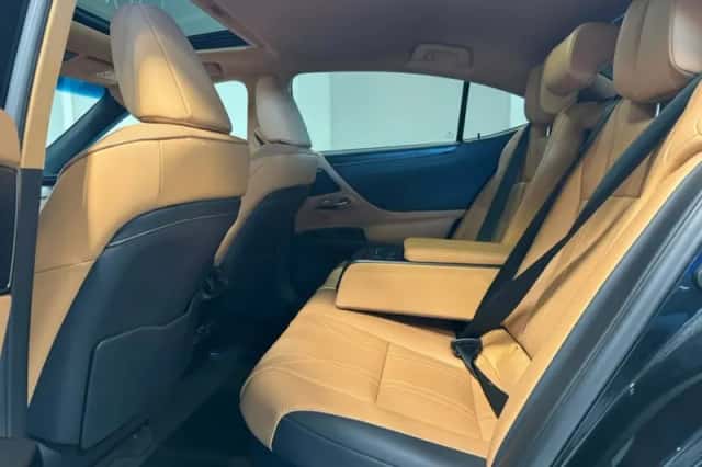 Lexus ES (2023) thumbnail 6