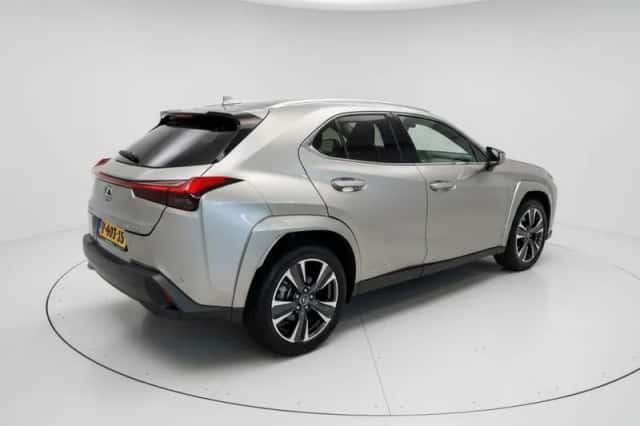 Lexus UX (2022) thumbnail 4