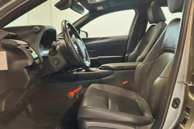 Lexus UX (2022) thumbnail 6