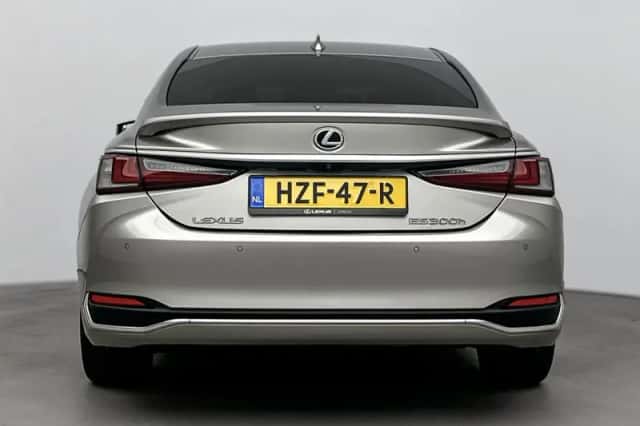Lexus ES (2021) thumbnail 26