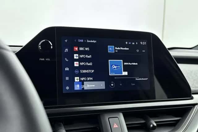 Lexus UX (2024) thumbnail 11