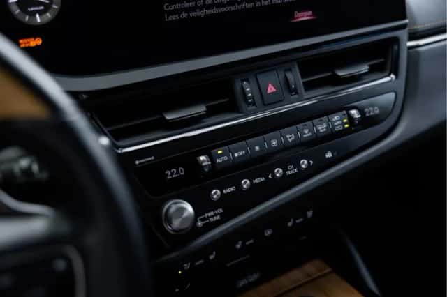Lexus ES (2022) thumbnail 11