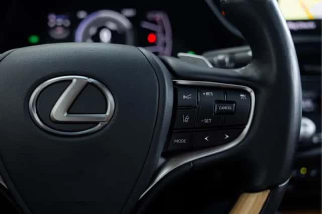 Lexus ES (2022) thumbnail 16