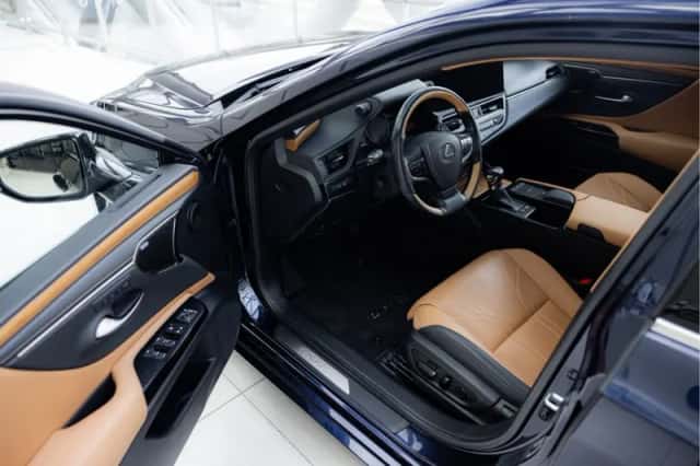Lexus ES (2022) thumbnail 3