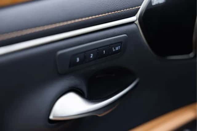 Lexus ES (2022) thumbnail 9