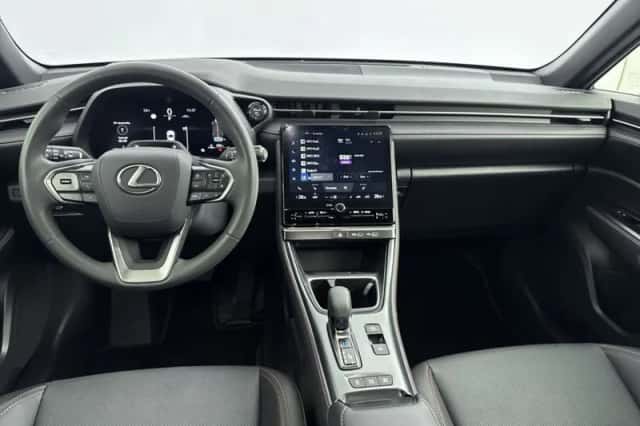 Lexus LBX (2025) thumbnail 4