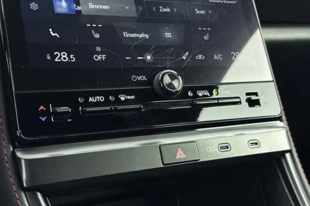 Lexus LBX (2025) thumbnail 9