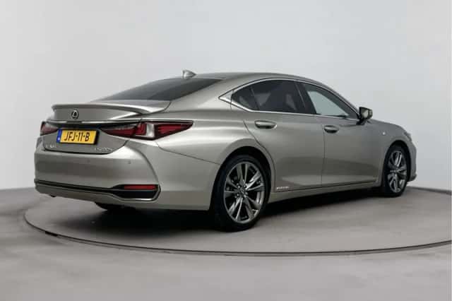 Lexus ES (2018) thumbnail 2