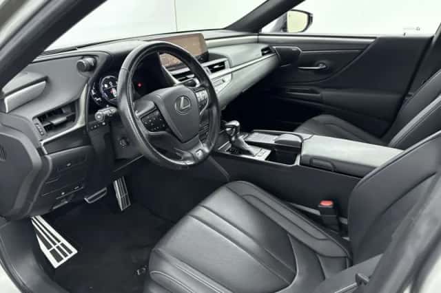 Lexus ES (2018) thumbnail 17