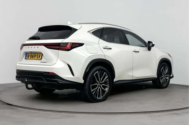 Lexus NX (2022) thumbnail 2