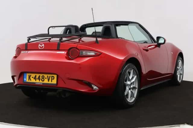 Mazda MX-5 (2017) thumbnail 2