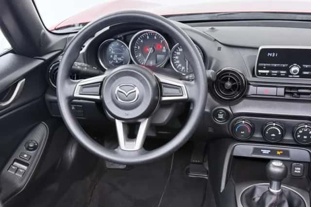 Mazda MX-5 (2017) thumbnail 16