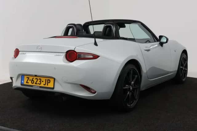 Mazda MX-5 (2016) thumbnail 2