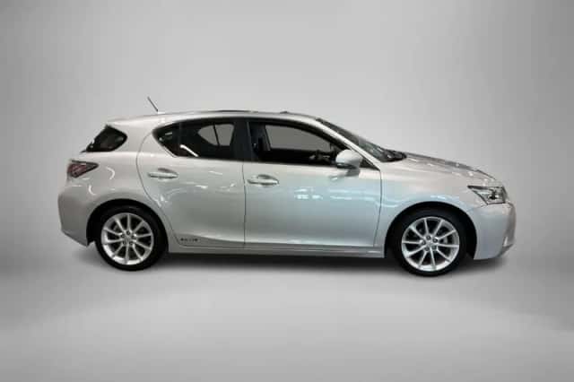 Lexus CT (2011) thumbnail 3