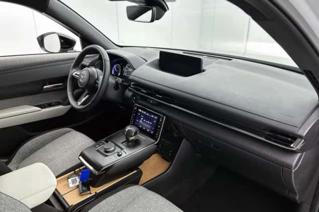 Mazda MX-30 (2024) thumbnail 17