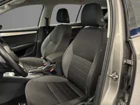 Škoda Octavia (2019) thumbnail 11
