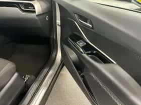 Toyota C-HR (2019) thumbnail 17