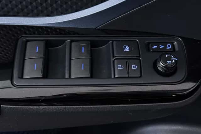 Toyota C-HR (2021) thumbnail 18