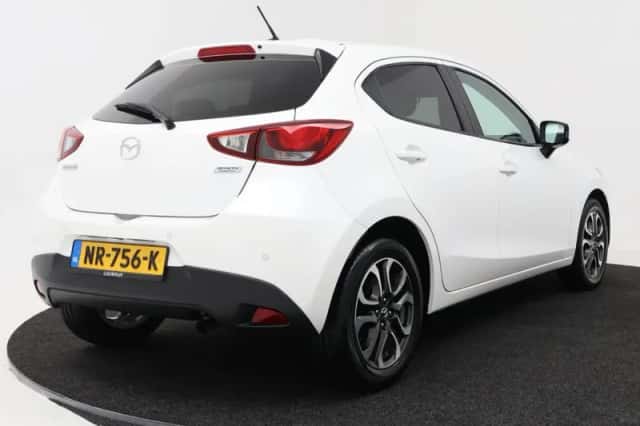 Mazda 2 (2017) thumbnail 2