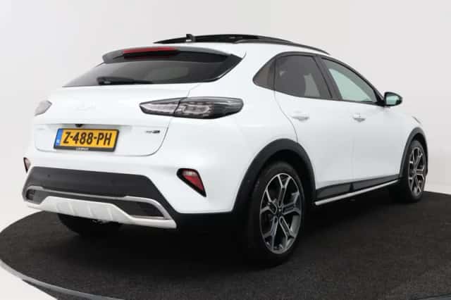 Kia XCeed (2023) thumbnail 2