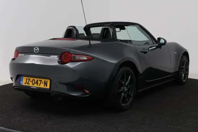 Mazda MX-5 (2016) thumbnail 2