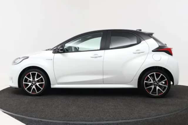 Toyota Yaris (2021) thumbnail 3