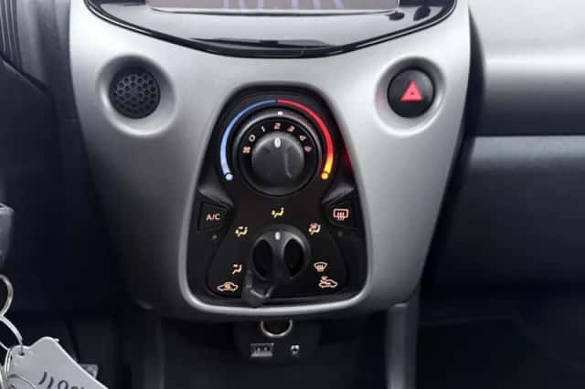 Toyota Aygo (2015) thumbnail 10