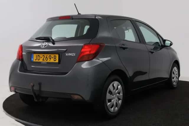 Toyota Yaris (2016) thumbnail 2