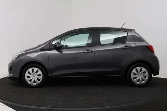 Toyota Yaris (2016) thumbnail 3