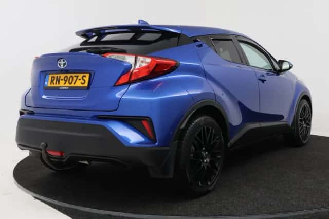Toyota C-HR (2018) thumbnail 2