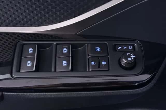 Toyota C-HR (2018) thumbnail 4