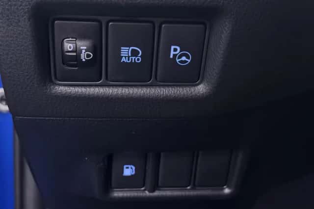 Toyota C-HR (2018) thumbnail 5