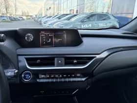 Lexus UX (2020) thumbnail 17