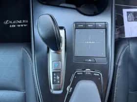 Lexus UX (2020) thumbnail 21